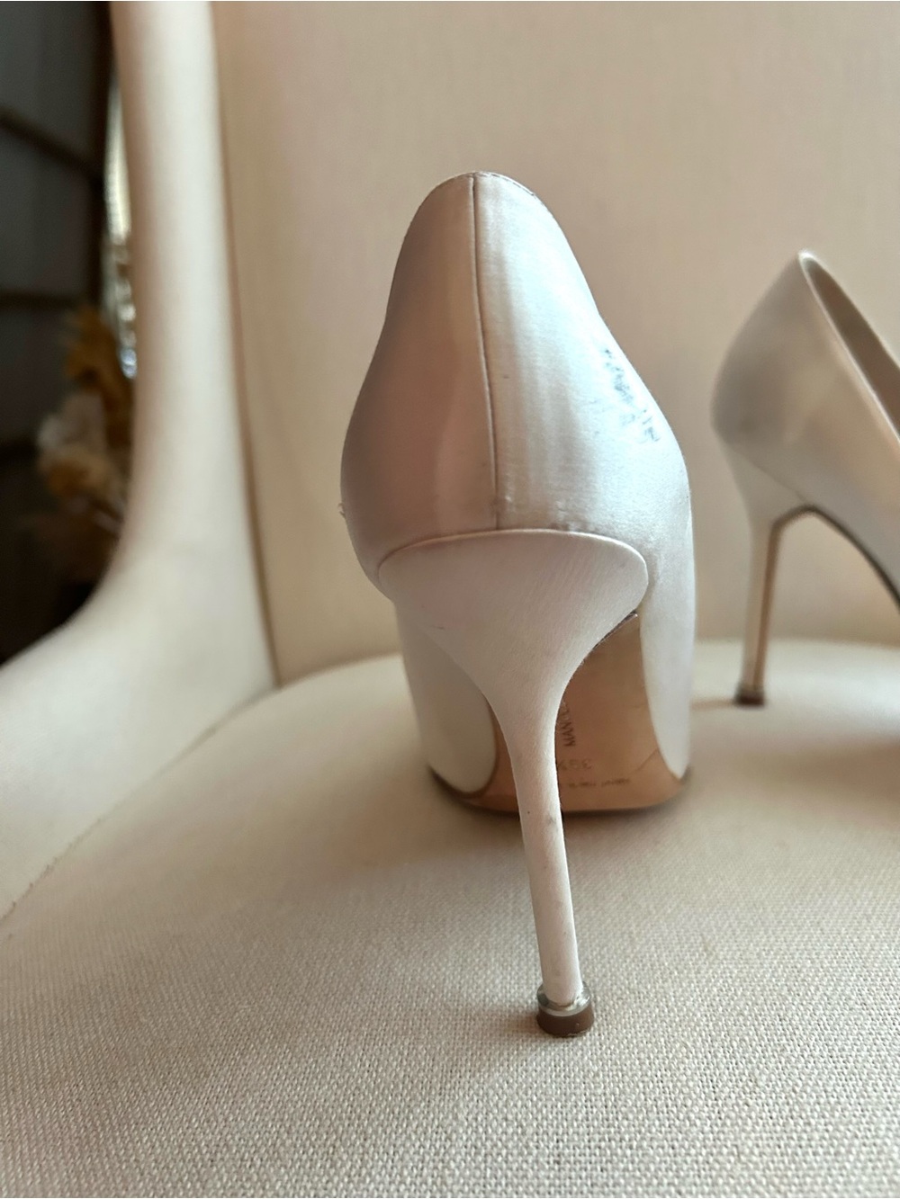 Manolo Blahnik Ivory Satin Pointed Toe Pumps with Crystal Buckle Accent 39.5 - Picture 4 of 11